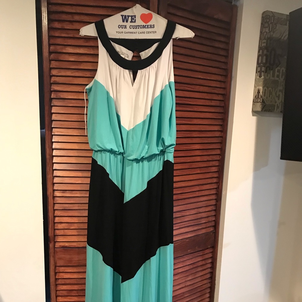 NWT- plus size maxi dress. 1X-Turquoise blck & wht